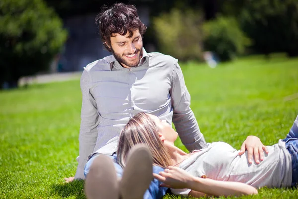 Casal relaxante na grama — Fotografia de Stock