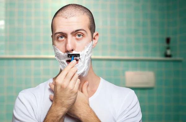 Férfi borotválja szakálla le — Stock Fotó