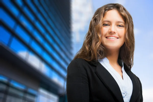 Sorrindo mulher de negócios ao ar livre — Fotografia de Stock