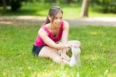 Bacağını uzatan bir kadın.