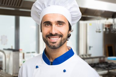 Mutfak şefi gülümseyen