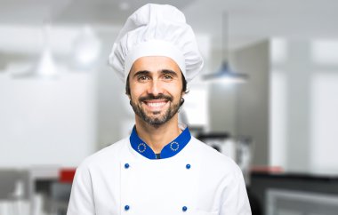 Mutfak şefi gülümseyen