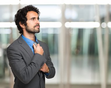 İş adamı kravatını düzeltiyor.