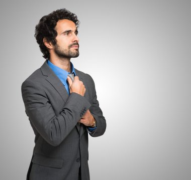 İş adamı kravatını düzeltiyor.