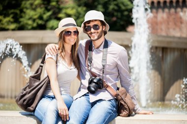 çeşmenin oturan turist