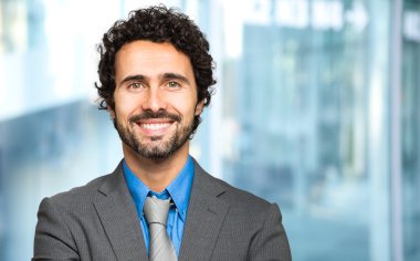 gülümseyen işadamı portresi