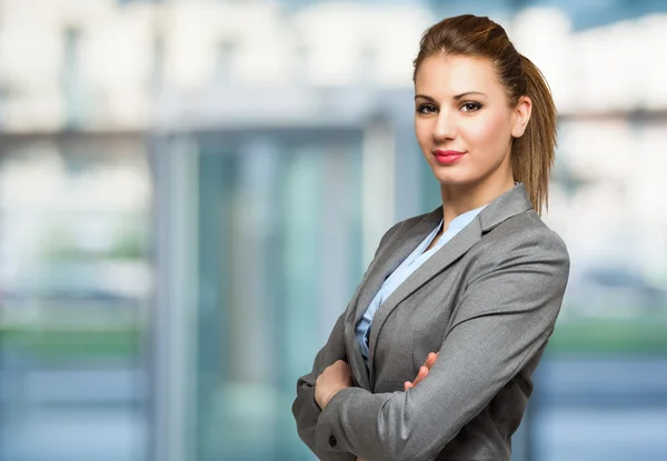 Joven hermosa mujer de negocios — Foto de Stock