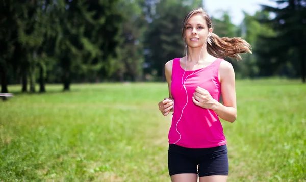 Donna che corre all'aperto — Foto Stock