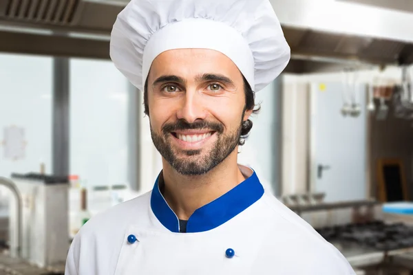 Lachende chef-kok in de keuken — Stockfoto