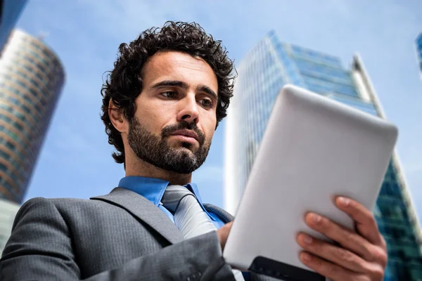 Zakenman met tablet computer — Stockfoto