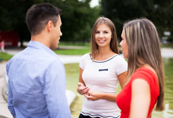 Amigos conversando no parque — Fotografia de Stock