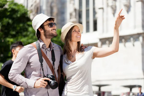 Turystów, którzy chodzą w mieście — Zdjęcie stockowe