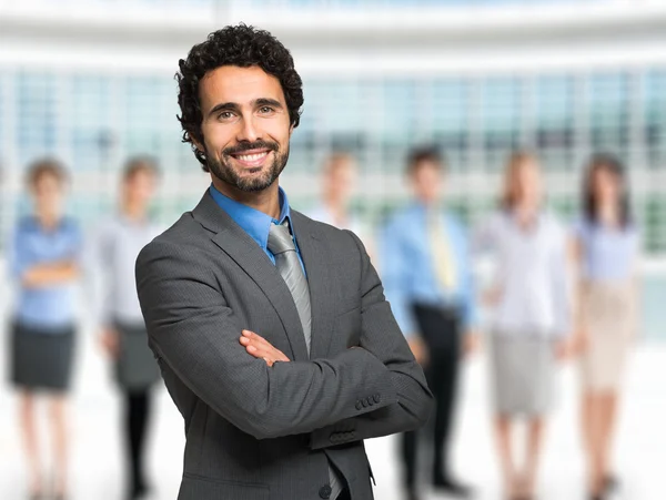 Glimlachende man voor mensen — Stockfoto