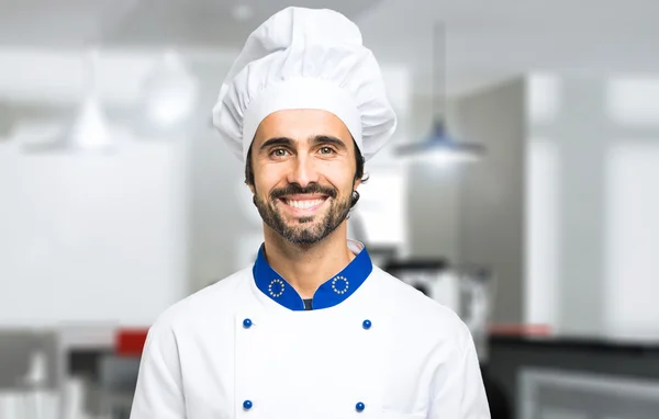 Chef sorridente na cozinha — Fotografia de Stock