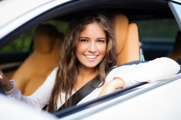 Vrouw die in haar auto rijdt — Stockfoto