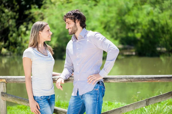 Couple talking in park — Stock Photo, Image