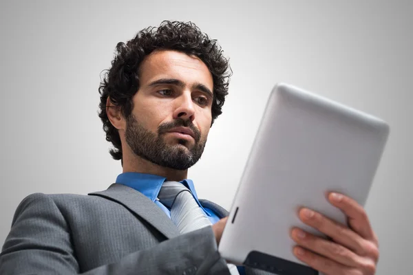 Hombre usando tableta digital — Foto de Stock