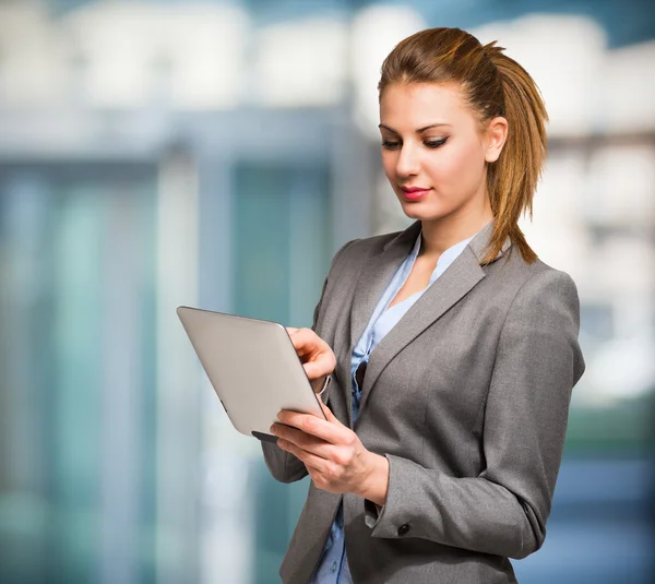 Vrouw die digitale tablet gebruikt — Stockfoto