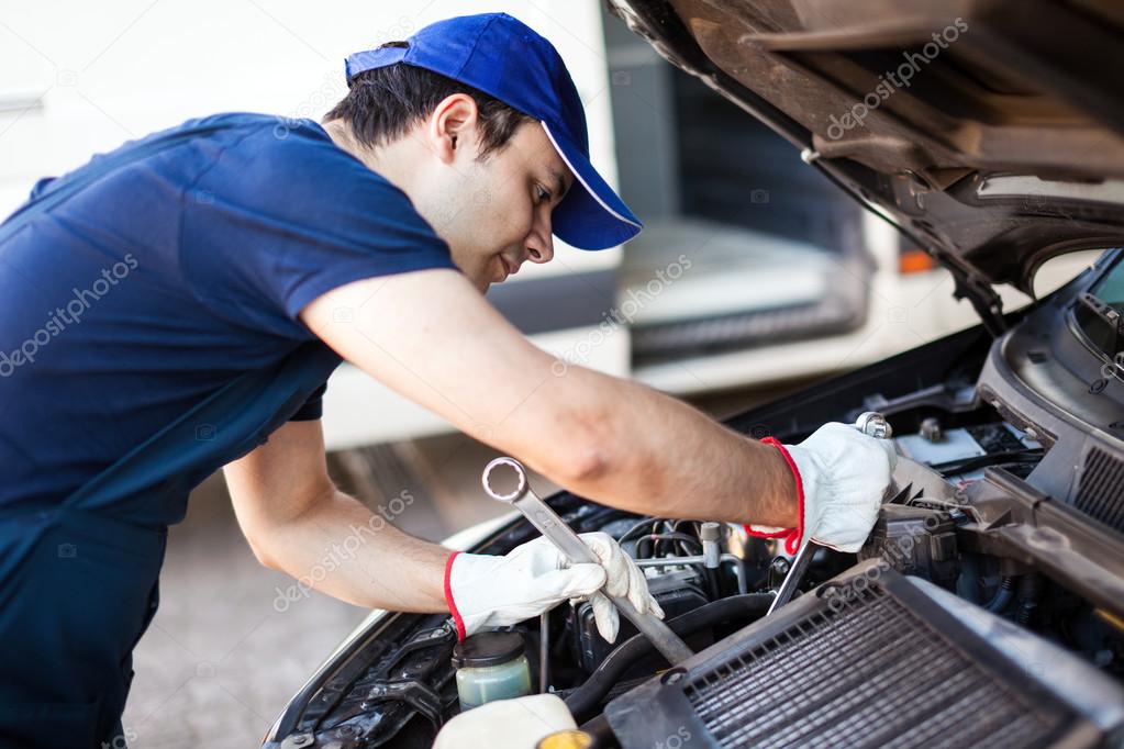 Car engineer. Починка автомобиля. Техническое обслуживание автомобиля. Автослесарь. Машина технического обслуживания.