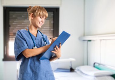 gülümseyen hemşire panosuna yazma