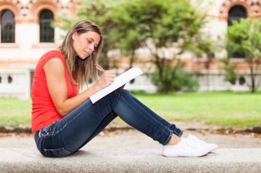 açık havada okuyan kadın