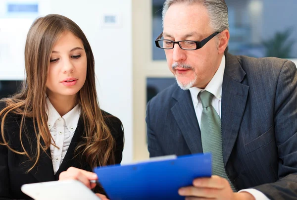 Personas durante la reunión de negocios — Foto de Stock