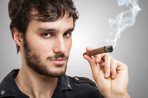 Zelfverzekerde man smiking sigaar — Stockfoto