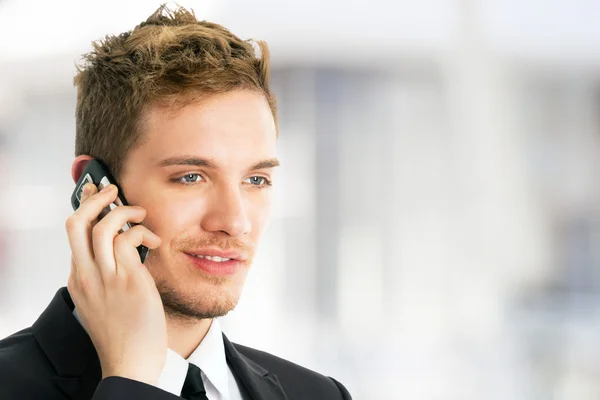 Sorrindo Empresário falando ao telefone — Fotografia de Stock