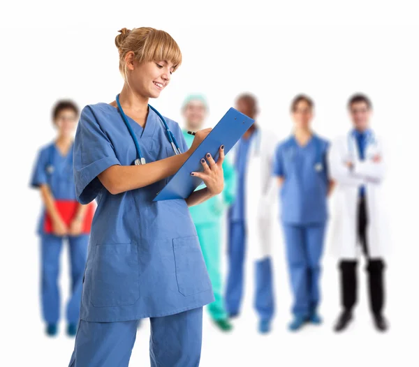 Медсестра перед медичною командою — стокове фото