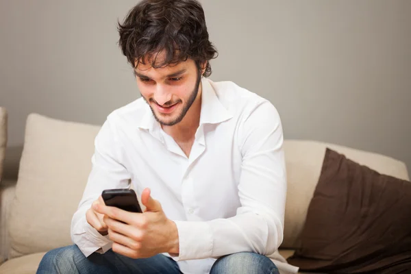 Hombre usando teléfono móvil — Foto de Stock