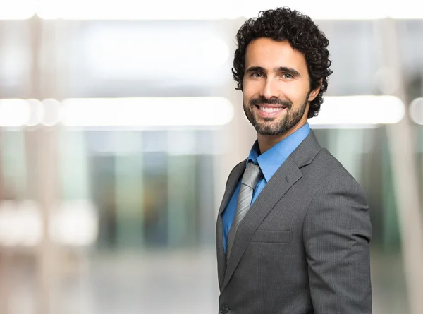 Lächelnder gutaussehender Geschäftsmann — Stockfoto