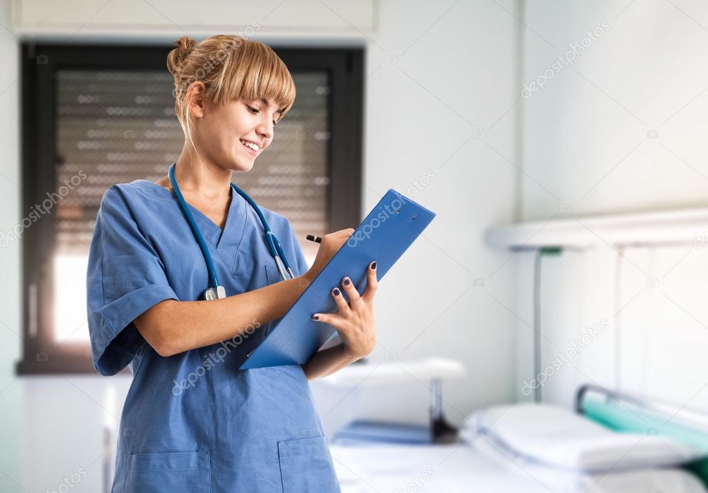 медсестра записывает. запись медсестры. медсестра с документами. медсестра делает запись. исследование пациента.