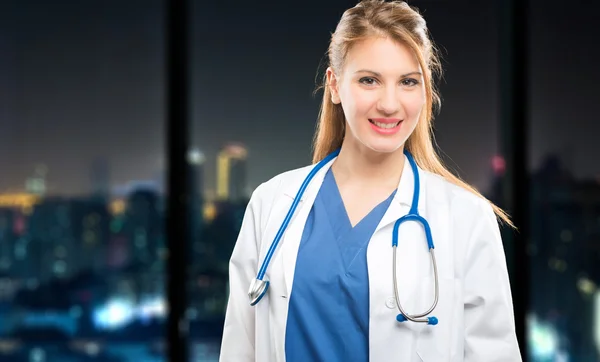 Médecin femme au bureau — Photo