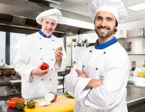 Chefs au travail dans la cuisine — Photo