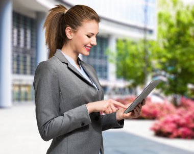 dijital tablet kullanan kadın