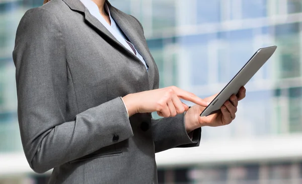 Frau mit digitalem Tablet — Stockfoto