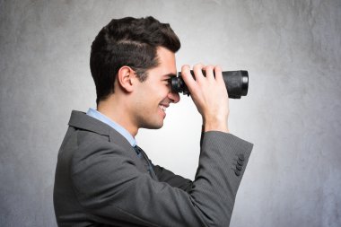 dürbün ile izlerken işadamı