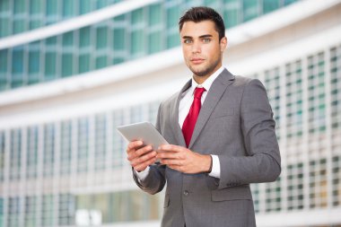 tablet bilgisayarıyla işadamı