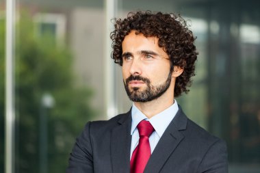 yakışıklı işadamı açık havada