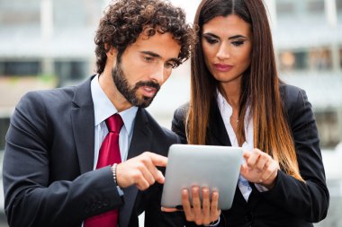 Tablet kullanarak iş adamları