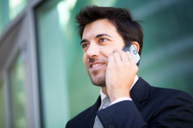 İş adamı telefonda konuşuyor.