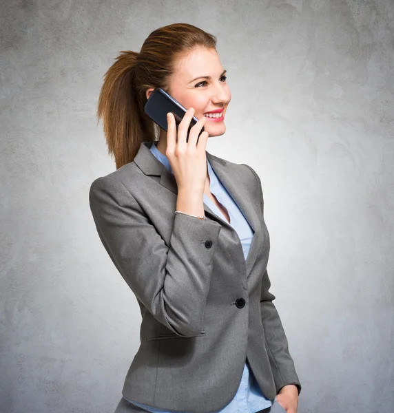 Mulher falando no telefone móvel — Fotografia de Stock