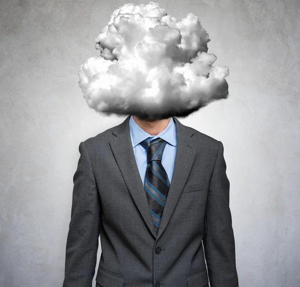 Голова бизнесмена покрыта облаками — стоковое фото