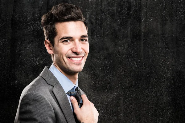 Χαμογελώντας επιχειρηματίας μπροστά από το μαυροπίνακα — Φωτογραφία Αρχείου