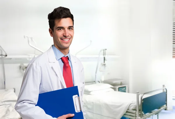 Médico sorridente no hospital — Fotografia de Stock