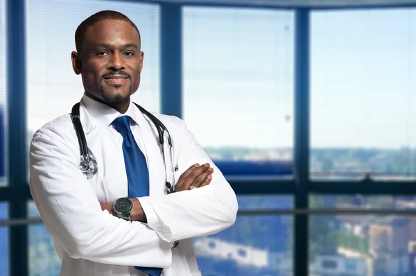 Medico sorridente in ospedale — Foto Stock