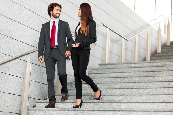 Gli uomini d'affari discutono — Foto Stock