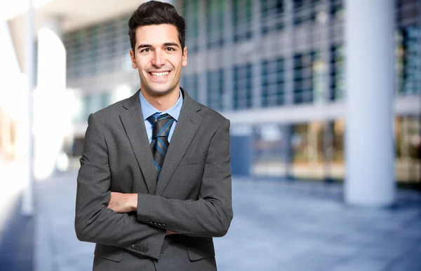 Jovem empresário ao ar livre — Fotografia de Stock