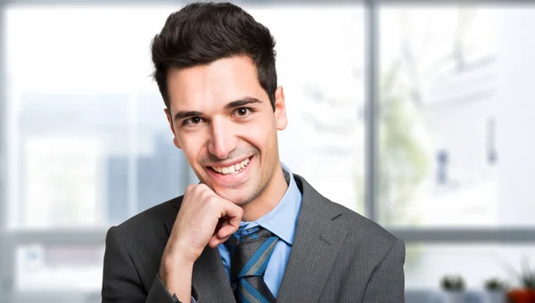 Jungunternehmer in seinem Büro — Stockfoto