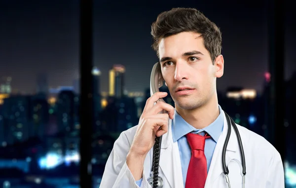 Doctor talking on phone — Stock Photo, Image